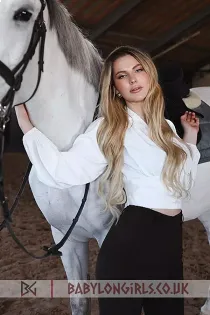 Escort Emmy with blonde hair